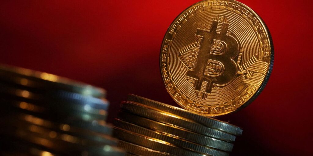 Bitcoin opera em queda com pressão das tarifas de Trump