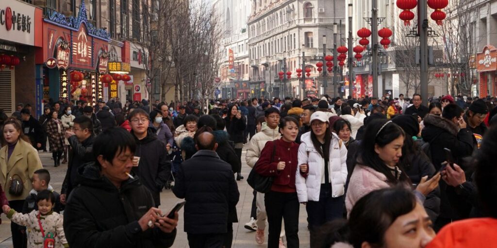 Na China, produção industrial e vendas no varejo avançam no 1º bi