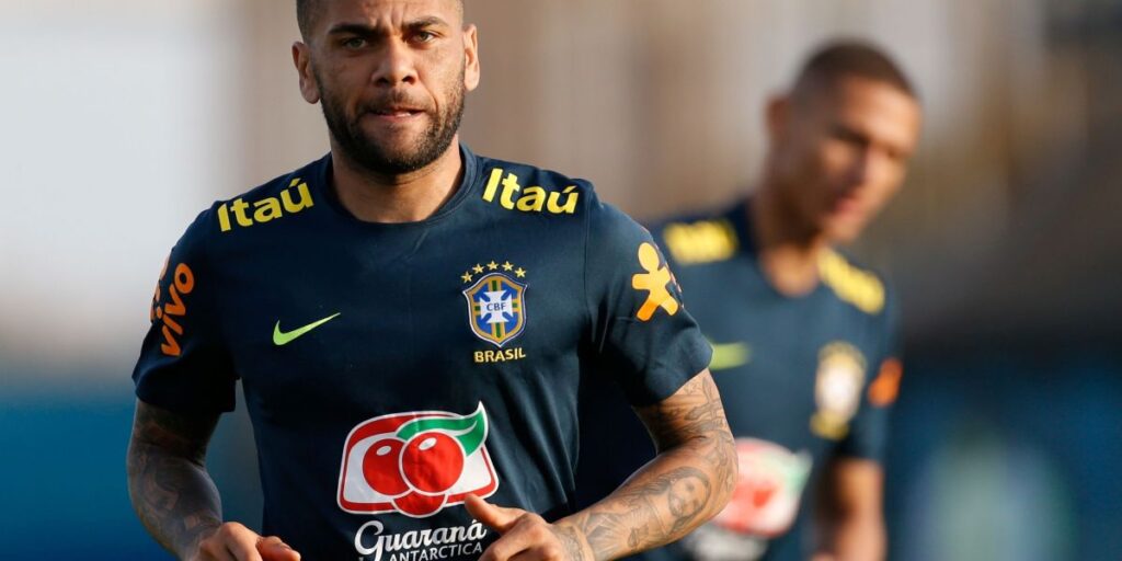 Daniel Alves deve receber indenização por tempo na prisão, diz juiz