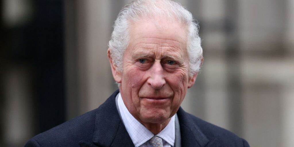 Rei Charles fica em observação por efeito colateral do tratamento do câncer
