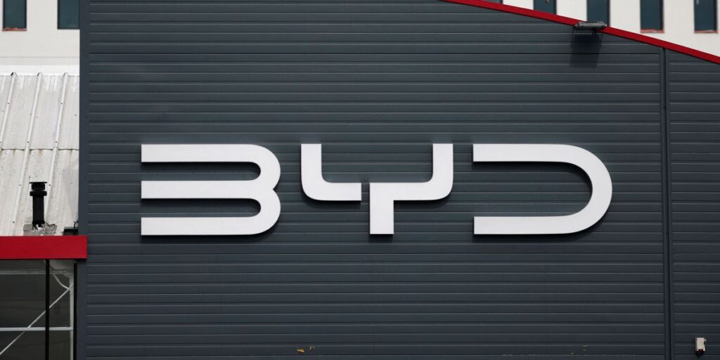 BYD supera a Tesla com vendas anuais de mais de US$ 100 bilhões