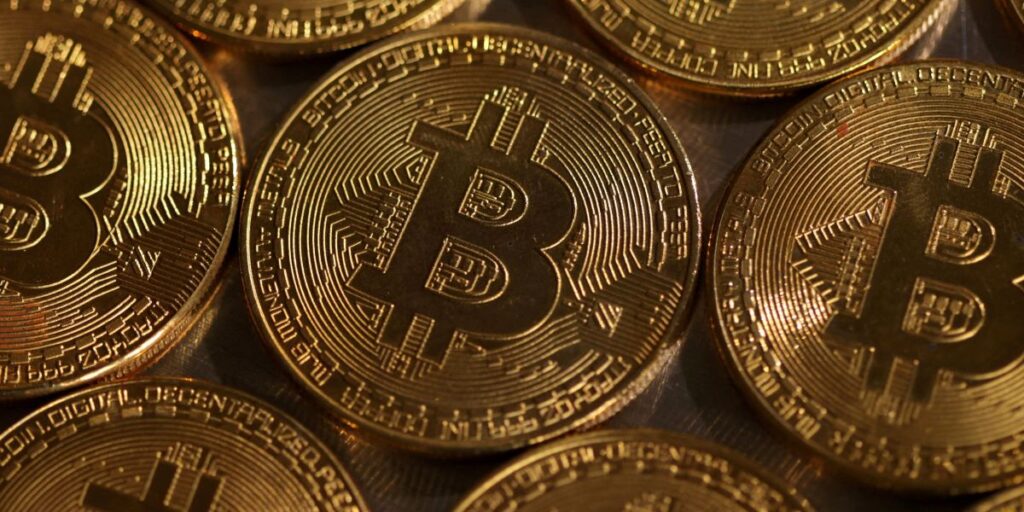 Bitcoin recua mais de 5% e atinge menor valor em 4 meses