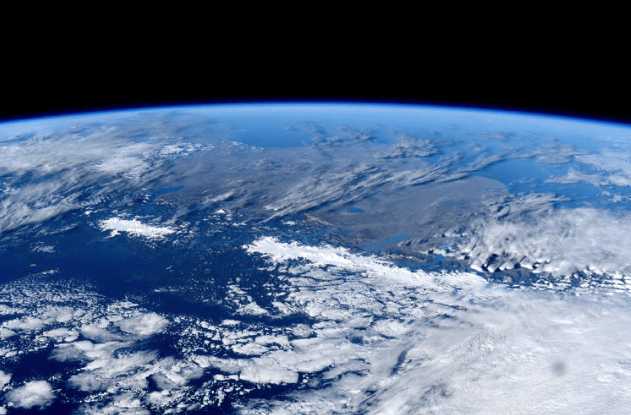 Antes de partir da ISS, cosmonauta mostra Terra vista do espaço; confira