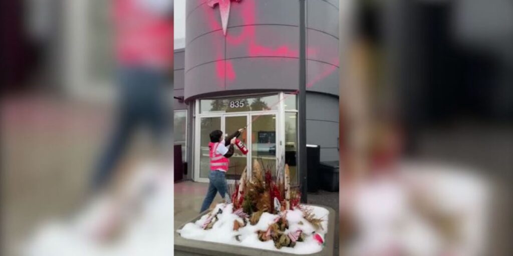 Manifestante picha loja da Tesla no Canadá em meio a onda de protestos