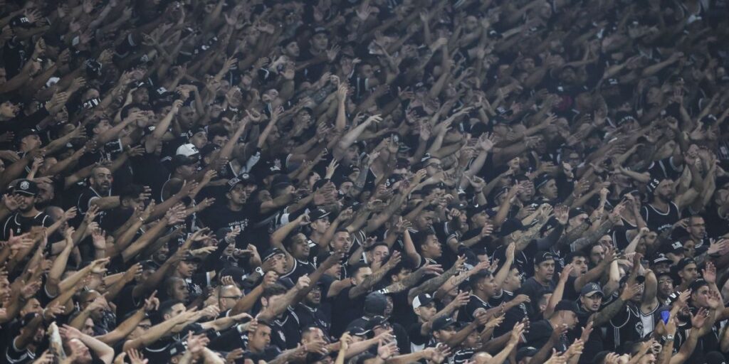 Torcida do Corinthians canta “no domingo é guerra” após eliminação precoce