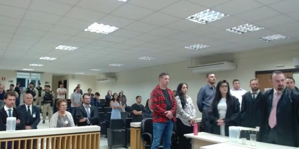 Dupla é condenada por mortes em disputa de grupo neonazista