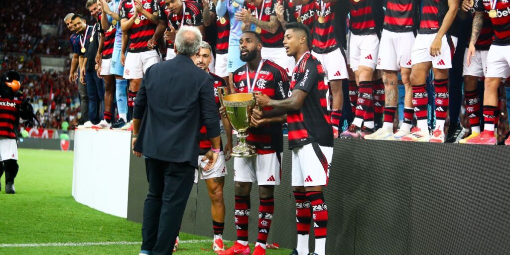 Veja Zico entregando troféu de campeão carioca para jogadores do Flamengo