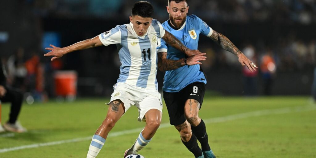 Com golaço de Almada, Argentina bate Uruguai e fica perto da Copa do Mundo