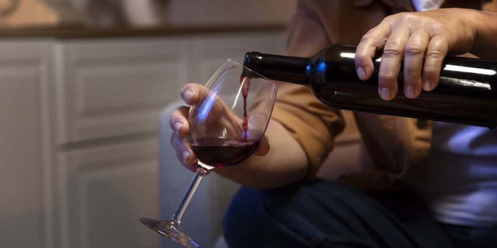 Álcool não ajuda a dormir bem e aumenta a chance de roncar, explica médico