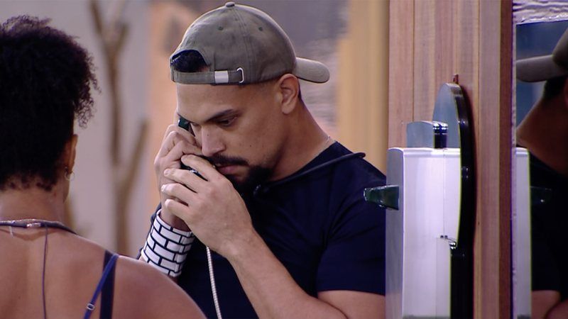 BBB25: Vinícius atende Big Fone e indica Eva e Maike ao Paredão