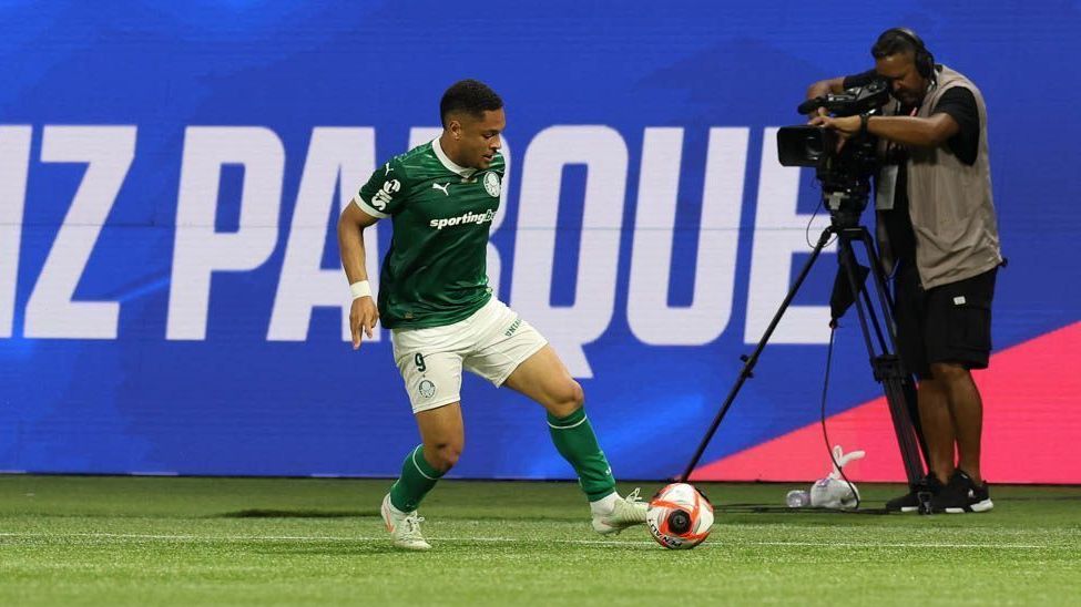 Vitor Roque impressiona Abel em estreia no Palmeiras; veja números