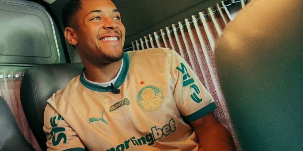 Vitor Roque revela conversa com Endrick e explica homenagem ao pai