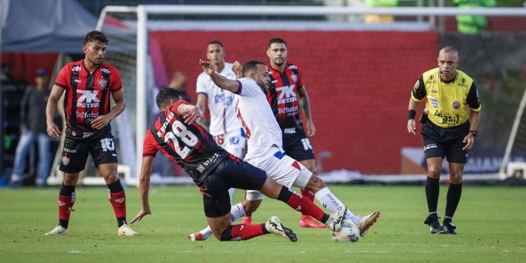 Bahia segura pressão, e é campeão baiano contra o Vitória no Barradão
