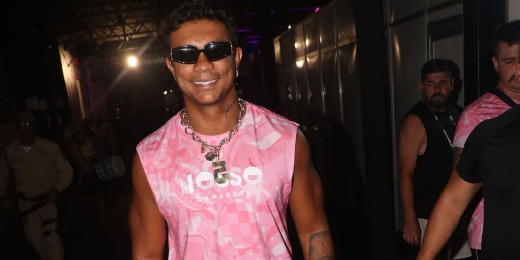 Sem Sophie Charlotte, Xamã circula pela Sapucaí no Carnaval