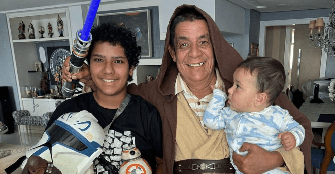 Zeca Pagodinho posa como Jedi de "Star Wars" com os netos e viraliza