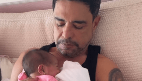 Zezé Di Camargo posa com filha e se declara: "Motivo da minha renovação"