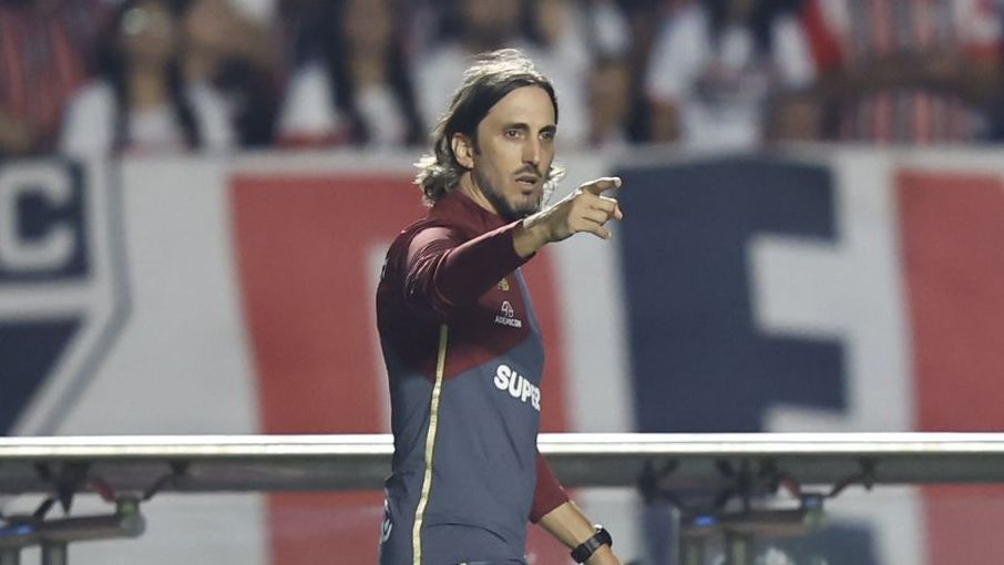 Diretor do São Paulo fala sobre futuro de Zubeldía e reclama de pênalti