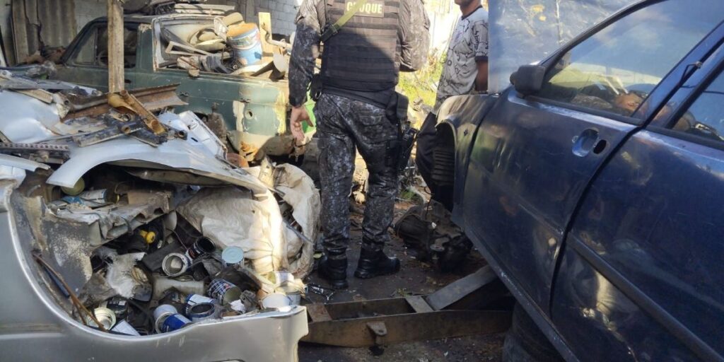 PM estoura desmache de carros na zona leste de São Paulo