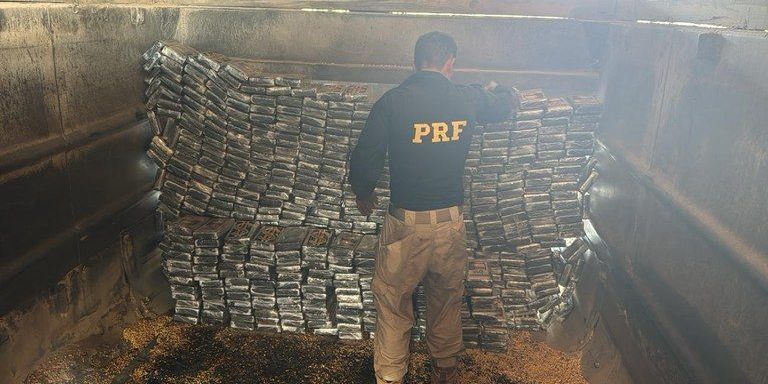 Maior apreensão do ano: PRF encontra mais de 600 kg de cocaína em carreta