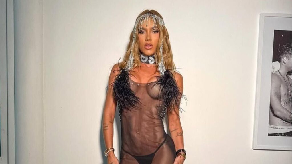 De biquíni, Virginia Fonseca faz bronzeamento artificial