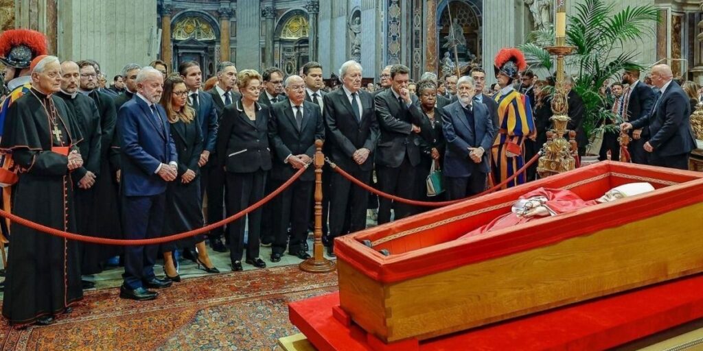 Lula chega a Brasília após funeral do papa Francisco