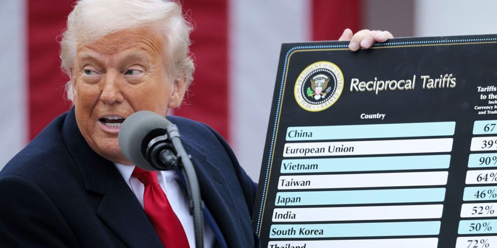 Donald Trump celebra início turbulento de governo