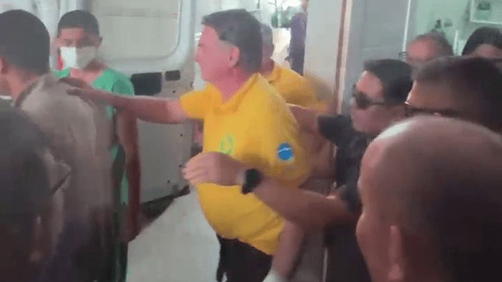 Veja imagens de Bolsonaro sendo transferido após passar mal no RN