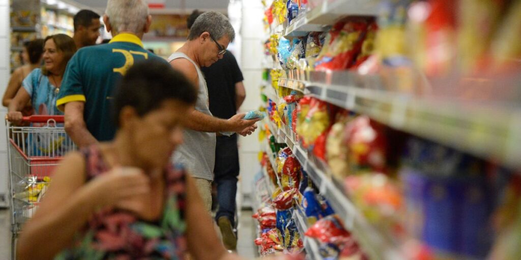 AtlasIntel: brasileiro vê maior alta de preço em supermercado e combustível