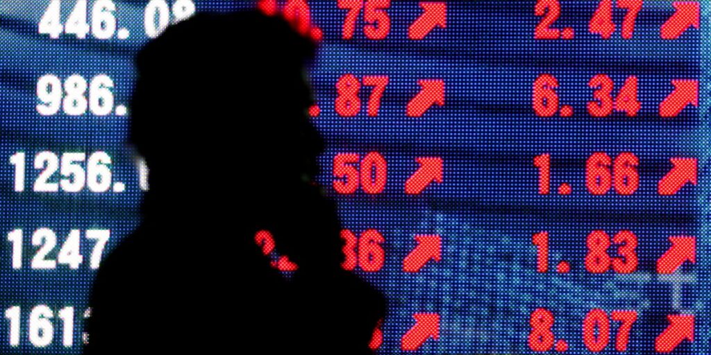 Dólar se aproxima de R$ 5,90 e bolsas globais desabam com guerra comercial