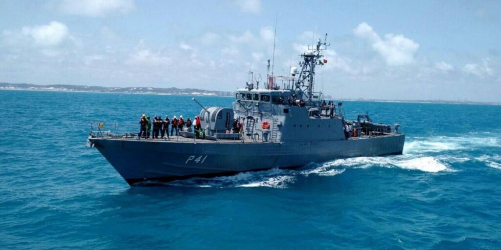 Marinha é condenada a indenizar homem trans por uso de uniforme feminino