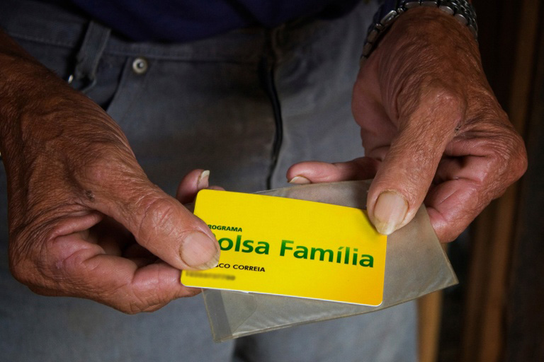 Educação é o caminho para saída do Bolsa Família, diz economista