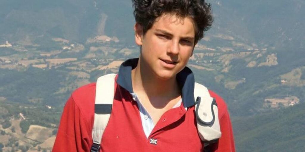 Mãe do “santo millennial” diz que jovem era uma "criança comum"