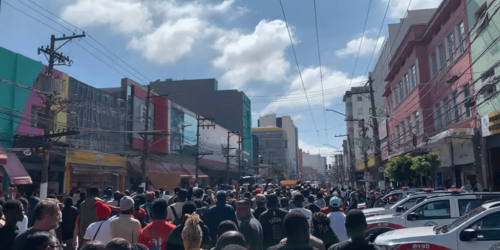 PM usa bomba de gás lacrimogêneo em protesto por morte de senegalês no Brás