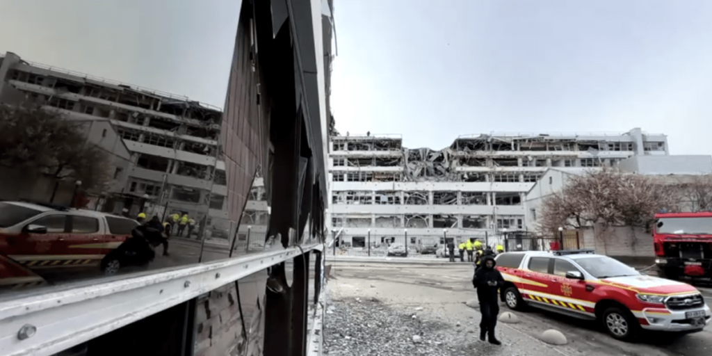 Ataque russo mata um e fere três em Kiev; Polônia tem alerta na fronteira