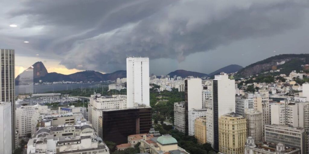 Alerta intenso: RJ deve ter toda a chuva esperada para abril em um dia