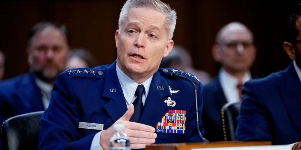 EUA: Diretor de Segurança Nacional demitido pede que colegas apoiem Trump