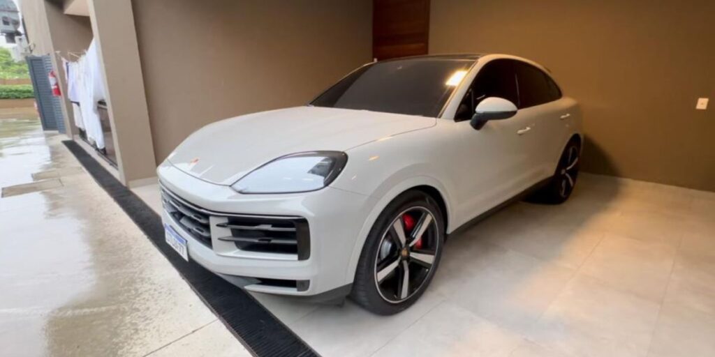 Imagens: Operação contra fraude no INSS apreende carros de luxo e joias