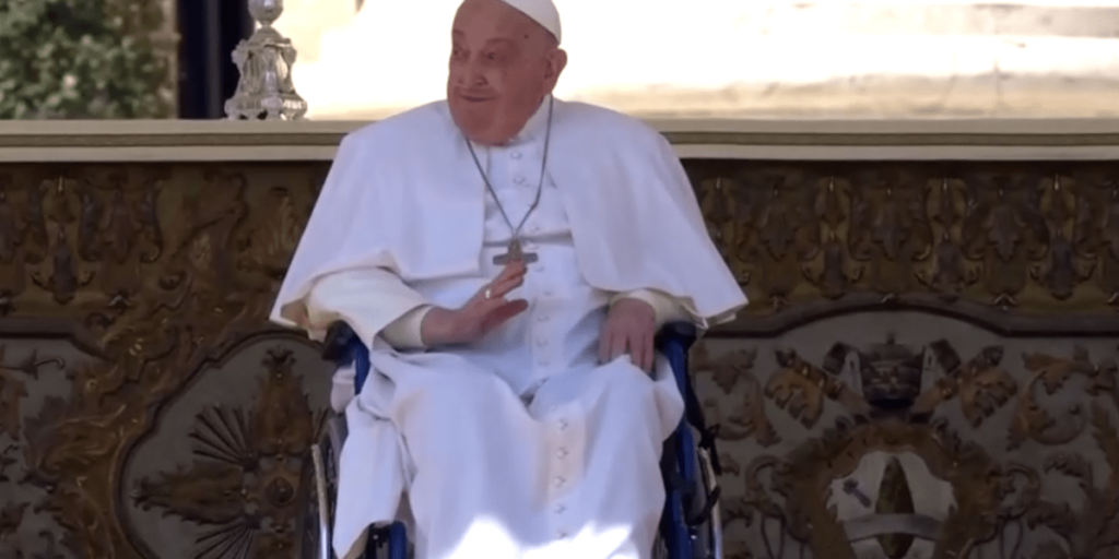 Papa Francisco faz primeira aparição pública após deixar hospital