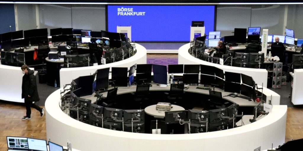 Bolsas da Europa aceleram recuperação após dados de inflação da região