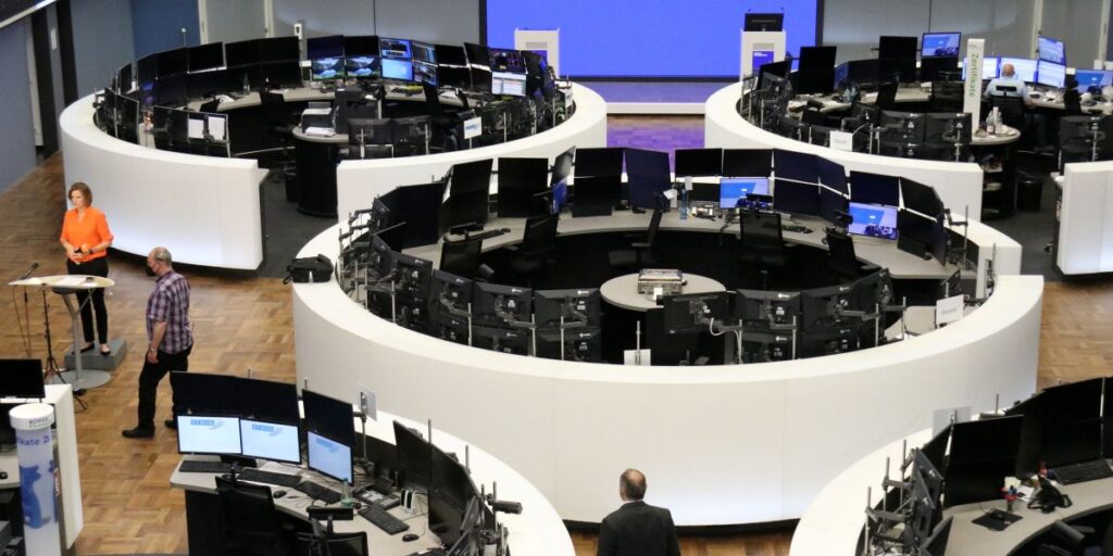 Bolsas da Europa fecham em alta com balanços e queda nas tensões comerciais