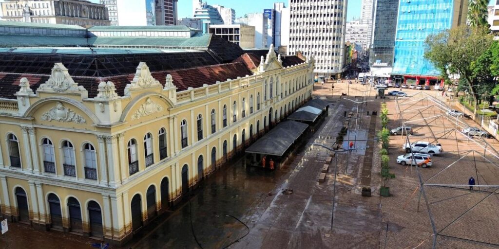 Após 1 ano, centro de Porto Alegre tenta virar página de enchente histórica