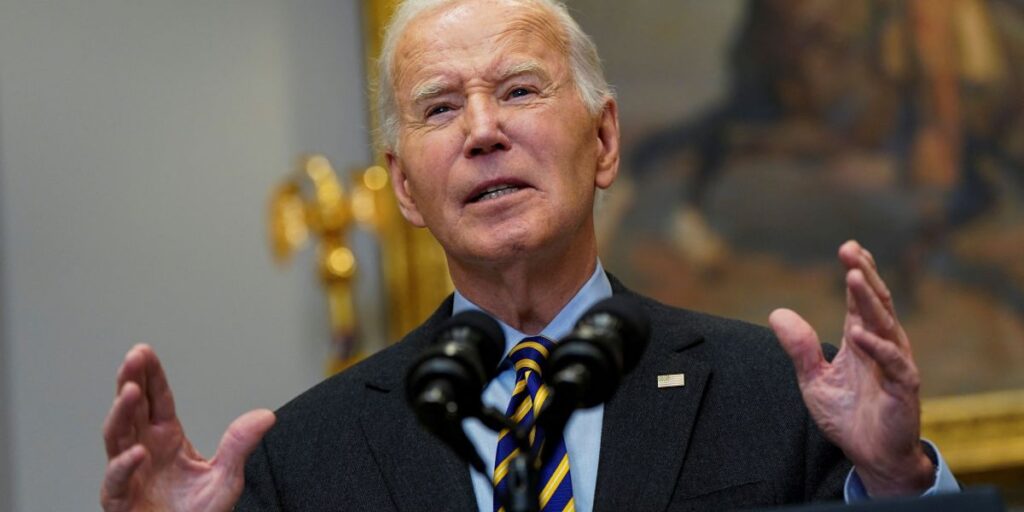Biden elogia postura de Harvard contra mudanças de Trump