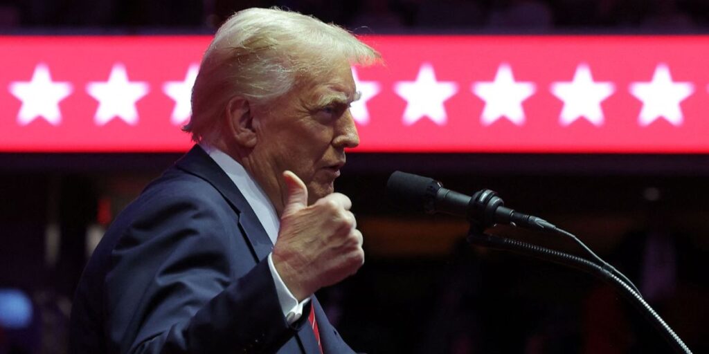 Nova pesquisa mostra popularidade de Trump em declínio nos EUA
