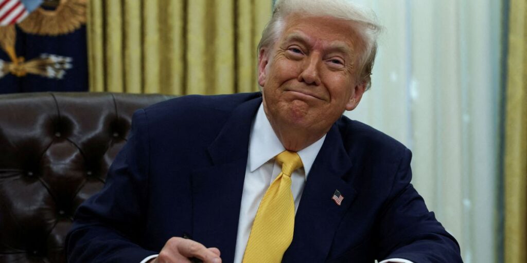 Trump diz que cortou déficit comercial dos EUA; dados mostram o contrário