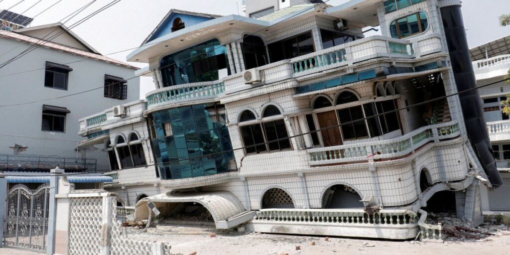 Prédios em Mianmar continuam a desabar dias após terremoto