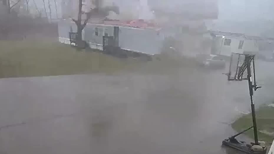 Tempestade nos EUA: Fortes ventos arrancam telhado de casa em Michigan