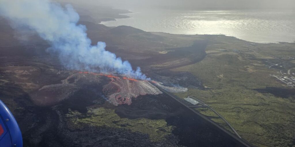 Vulcão entra em erupção na Islândia e provoca retirada de turistas