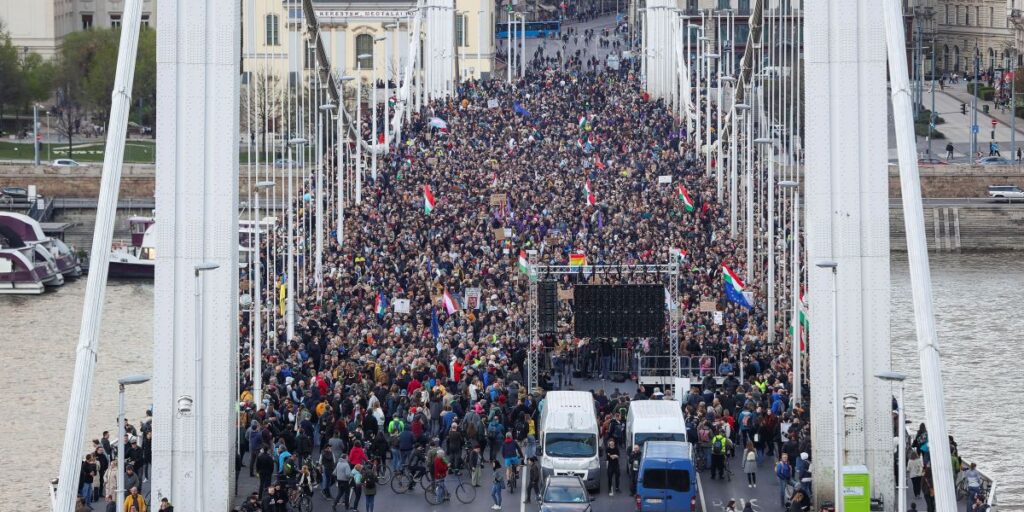 Milhares de húngaros protestam contra proibição da Parada LGBT+