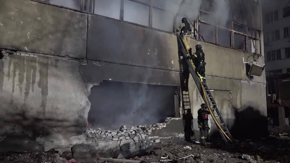 Forças russas lançam bombardeio com duração de 1 hora em Kharkiv na Ucrânia