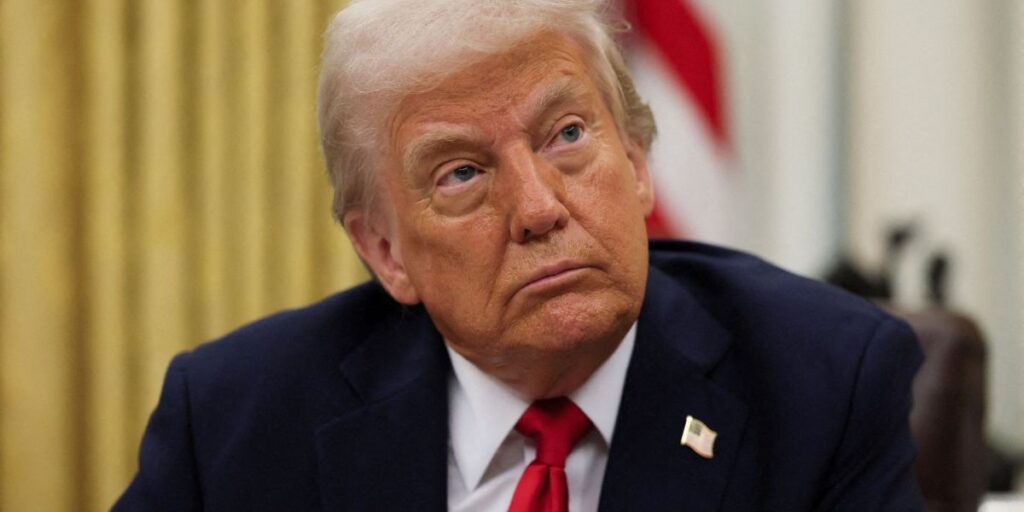 Aprovação de Trump cai para 43%, a mais baixa desde posse, diz pesquisa